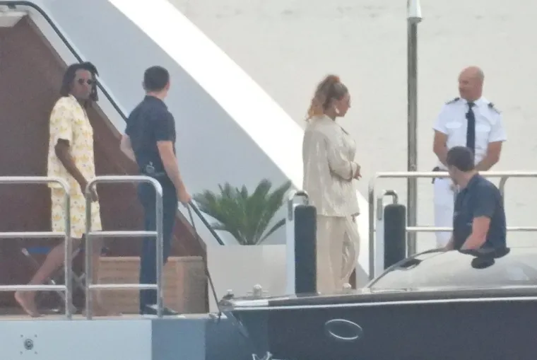 Beyonce i Jay Z ukrcali šampanjac na gliser pa otišli 'u život': Pjevačica pokazala ogroman dekolte