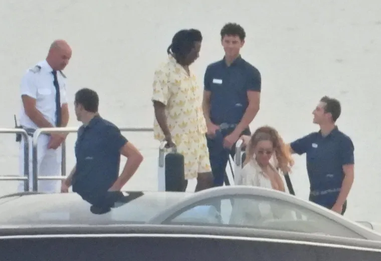 Beyonce i Jay Z ukrcali &scaron;ampanjac na gliser pa oti&scaron;li 'u život': Pjevačica pokazala ogroman dekolte