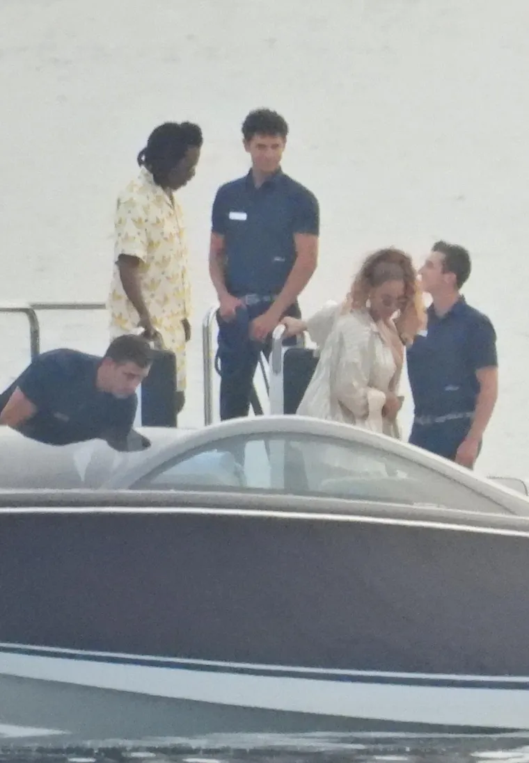 Beyonce i Jay Z ukrcali &scaron;ampanjac na gliser pa oti&scaron;li 'u život': Pjevačica pokazala ogroman dekolte