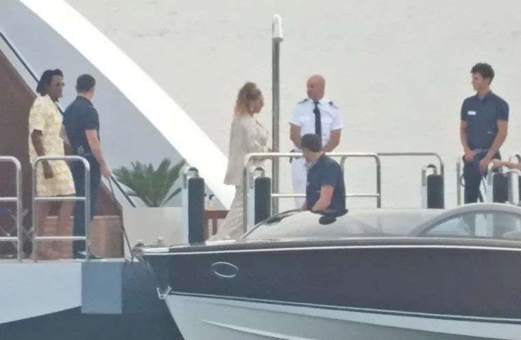 Beyonce i Jay Z ukrcali &scaron;ampanjac na gliser pa oti&scaron;li 'u život': Pjevačica pokazala ogroman dekolte