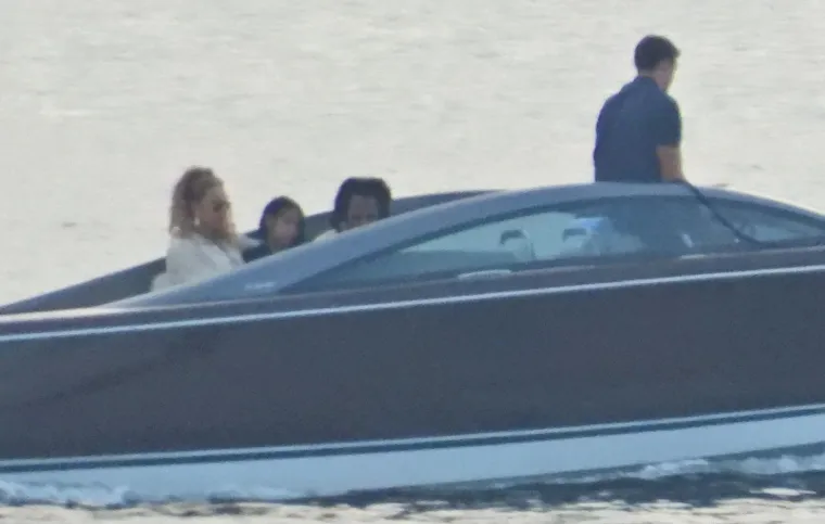 Beyonce i Jay Z ukrcali &scaron;ampanjac na gliser pa oti&scaron;li 'u život': Pjevačica pokazala ogroman dekolte