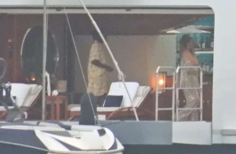 Beyonce i Jay Z ukrcali &scaron;ampanjac na gliser pa oti&scaron;li 'u život': Pjevačica pokazala ogroman dekolte