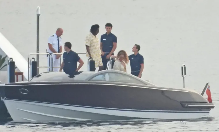 Beyonce i Jay Z ukrcali &scaron;ampanjac na gliser pa oti&scaron;li 'u život': Pjevačica pokazala ogroman dekolte