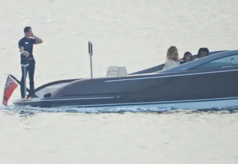 Beyonce i Jay Z ukrcali &scaron;ampanjac na gliser pa oti&scaron;li 'u život': Pjevačica pokazala ogroman dekolte