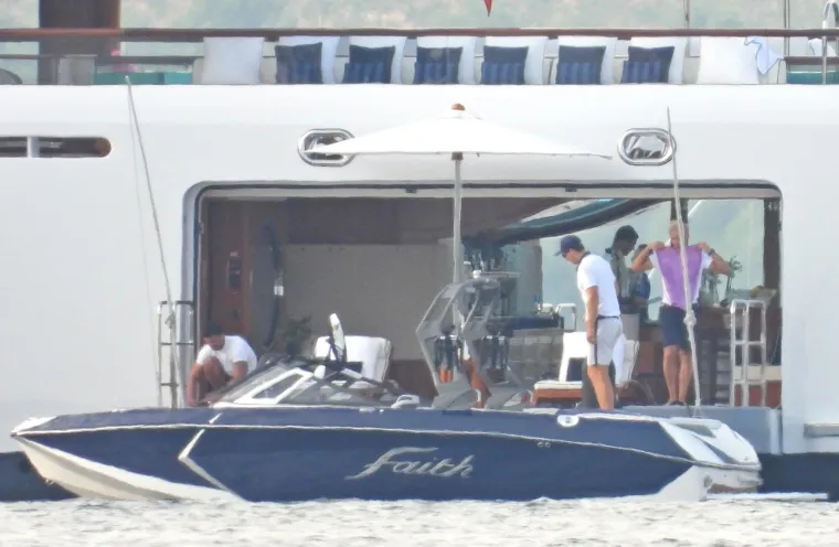 Beyonce i Jay Z ukrcali &scaron;ampanjac na gliser pa oti&scaron;li 'u život': Pjevačica pokazala ogroman dekolte