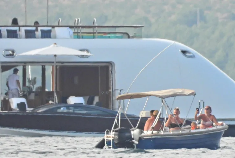 Beyonce i Jay Z ukrcali &scaron;ampanjac na gliser pa oti&scaron;li 'u život': Pjevačica pokazala ogroman dekolte