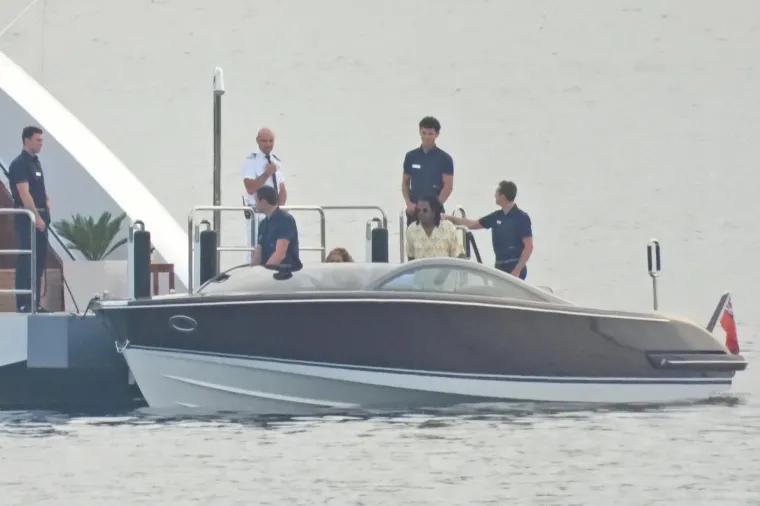 Beyonce i Jay Z ukrcali &scaron;ampanjac na gliser pa oti&scaron;li 'u život': Pjevačica pokazala ogroman dekolte