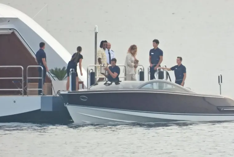 Beyonce i Jay Z ukrcali &scaron;ampanjac na gliser pa oti&scaron;li 'u život': Pjevačica pokazala ogroman dekolte