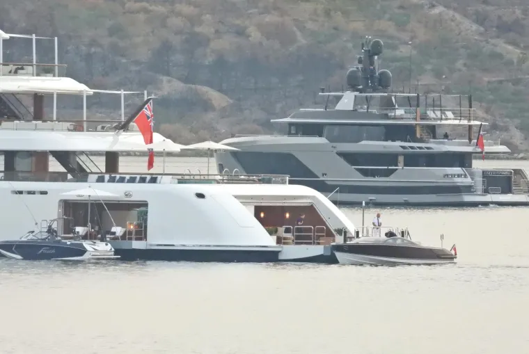 Beyonce i Jay Z ukrcali &scaron;ampanjac na gliser pa oti&scaron;li 'u život': Pjevačica pokazala ogroman dekolte