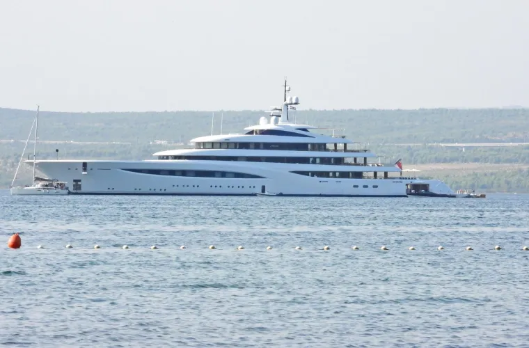 Beyonce i Jay Z ukrcali &scaron;ampanjac na gliser pa oti&scaron;li 'u život': Pjevačica pokazala ogroman dekolte