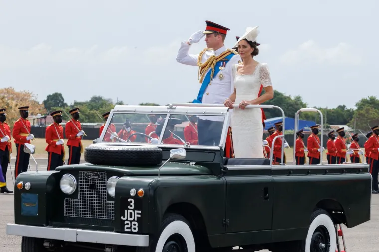 Prinčevi George i Louis te princeza Charlotte od rujne će pohađati istu otmjenu novu školu. Radi se o privatnoj školi Lambrook, a koja datira iz 1860. godine te je pohađa 615 dječaka i djevojčica u dobi od tri do 13 godina. Djecu će u školu voditi William.