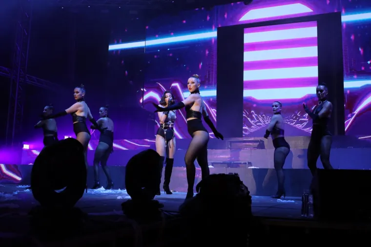 Toplo, vruće, beogradsko U&scaron;će: Sara Jo i Angellina bile su nemilosrdno seksi na sceni