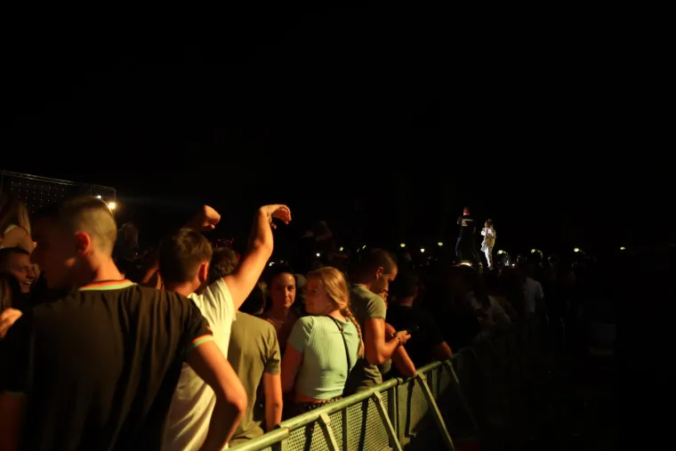 Toplo, vruće, beogradsko U&scaron;će: Sara Jo i Angellina bile su nemilosrdno seksi na sceni