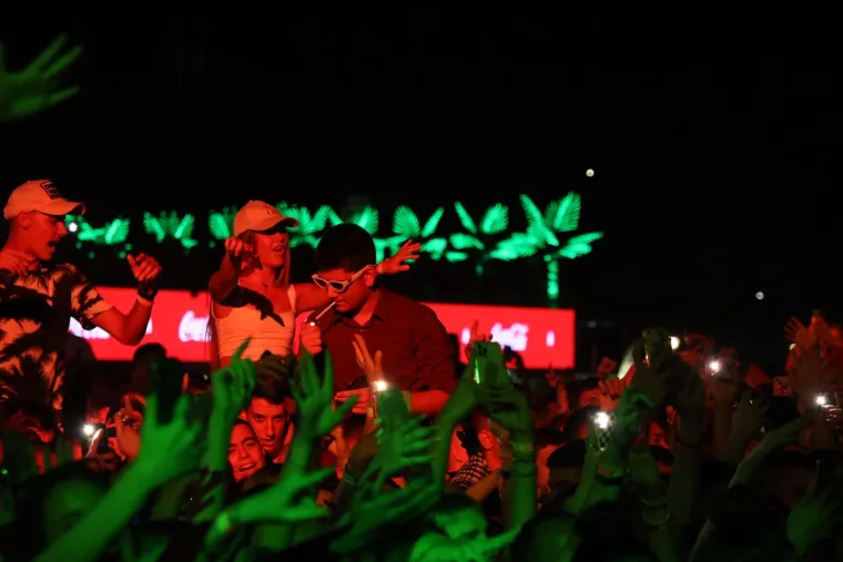 Toplo, vruće, beogradsko U&scaron;će: Sara Jo i Angellina bile su nemilosrdno seksi na sceni