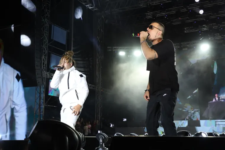 Toplo, vruće, beogradsko U&scaron;će: Sara Jo i Angellina bile su nemilosrdno seksi na sceni