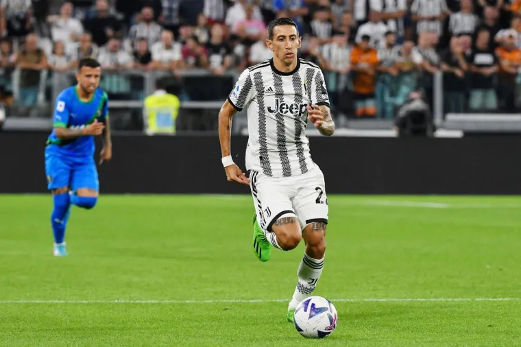 Angel Di Maria pokrivao bi nam poziciju desnog krila. Argentinski ljevonogi igrač jedan je od najboljih ljevaka novog doba. Igrao je za Real Madrid, Manchester United, PSG, a sada je potpisao za Juventus.