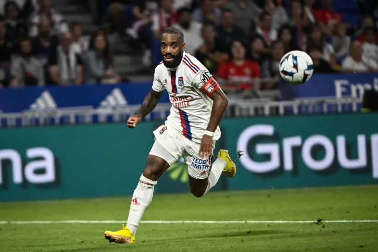Alexandre Lacazette francuski je internacionalac i legenda Lyona u kojeg se vratio ove sezone. Igrao je u Arsenalu, a sada se vratio u svoj matični klub. Cijena mu je 12 milijuna eura.