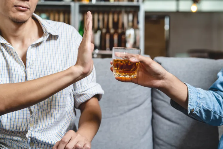 3. Izbjegavajte alkohol: Ovaj mladi stručnjak naveo je i da ne treba konzumirati alkohol. &quot;Alkohol direktno utječe na vaš mozak i deprimira vas&quot;, ističe. Dugotrajno, intenzivno konzumiranje alkohola može dovesti do problema s učenjem i pamćenjem pa čak i dovesti do pogoršanja stanja mentalnog zdravlja. Kako alkohol utječe na komunikaciju i puteve obrade informacija, on ima direktan efekt na sam mozak. Opijanje, čak i u kratkom vremenskom periodu, može dovesti do konfuzije, smanjenja sposobnosti za ispravne odluke i oštećenja motoričke koordinacije.