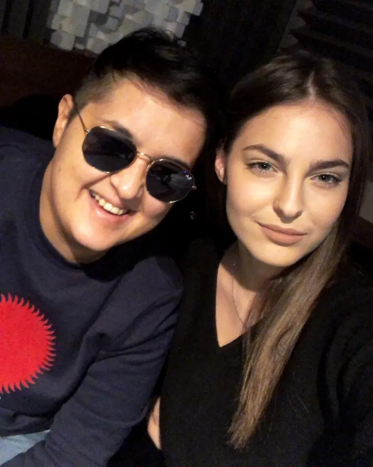  Marija se jednom oglasila napisima koji su kružili o njihovoj vezi.

&apos;Nisam planirala komentirati sve ove članke koji su preplavili medije u posljednjih pet-šest dana. Međutim, pošto vidim da su se sad počele uključivati i izmišljene izjave naših obitelji, morala sam reagirati. Nikada nije bila tajna da se nakon natjecanja između naših obitelji razvilo veliko prijateljstvo, koje neće biti završeno zbog bilo čijih loših ili sumanutih ideja ili izjava. Tako da sve što ste čitali i što ćete čitati jedna je velika laž. Postoji nešto što me jako iznerviralo, nije fer da se mom ocu stavljaju riječi usta, čovjeku koji se trenutačno nalazi u bolnici i čeka operaciju. Tako da za to sram vas bilo, pozdrav svima&apos;, poručila je krajem veljače, pisali su srpski mediji.