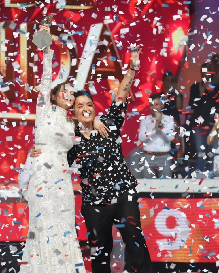  Tko je djevojka s kojom je pjevačica tada bila u svom stanu, ne znam, mislim da ni Džejla nema pojma o kome je riječ, niti je to zanima&quot;, ispričao je izvor za Kurir.