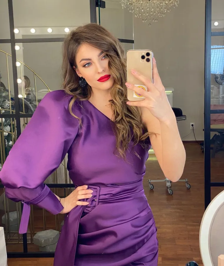 &apos;Odluka da se preselim u drugu državu nastala je iz moje želje za novim avanturama, učenjem jezika i novim izazovima. Barcelona je bila meni osobno najdraža opcija jer sam i ranije uvijek zamišljala život u Španjolskoj&apos;, rekla je Džejla jednom prilikom za Azru.ba.

