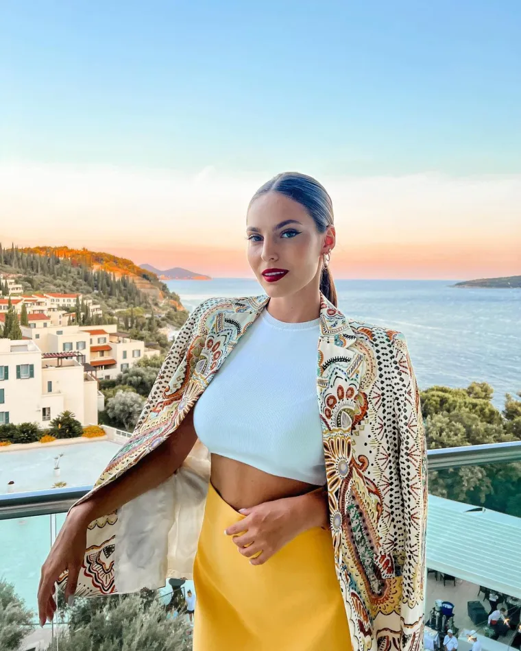 Osvrnula se i na javni život i kako se ona na njega privikla.

'Dogodi se da s vremena na vrijeme moj život u malo većoj mjeri bude popraćen kroz medije, ali opet kažem, u takvom sam poslu, upala sam u taj svijet svjesno pa mi onda takve stvari ne padaju toliko te&scaron;ko', rekla je.