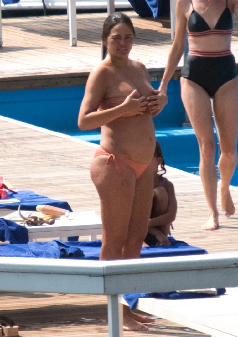 Trudna manekenka opušta se u bikiniju i obećaje: 'Nazvat ću svoje dijete slovom na kojem mi prestaju rasti grudi'
