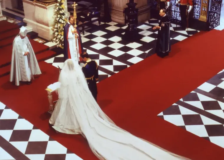 2. Princ Charles prvo je hodao s njezinom sestrom.

Princ Charles kratko je hodao s Dianinom starijom sestrom Sarah 1977. godine. Charles je tada imao 28, Sarah 22, a Diana 16 godina.