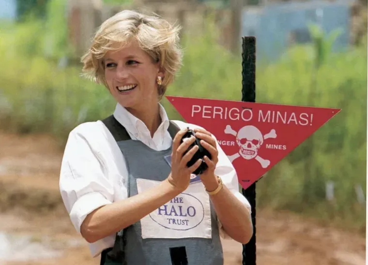 6. Sličnost između princeze Di i njezine nećakinje je nevjerojatna.

Princeza Diana ima nevjerojatnu nećakinju koja radi kao model i ima veliku bazu obožavatelja na društvenim mrežama. Vidi se da Kitty Spencer ne dijeli samo gene voljene princeze, već i njezin smisao za stil i eleganciju.