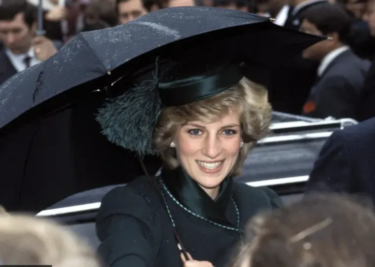 7. Družila se s mnogim poznatim osobama.

Princeza Diana imala je naporan raspored i brojne obveze. No, bila je omiljena u široj javnosti i među mnogim poznatim osobama, a imala je i glamuroznu grupu prijatelja. Njezin krug slavnih prijatelja uključivao je Freddieja Mercuryja, Eltona Johna, Michaela Jacksona i druge.

