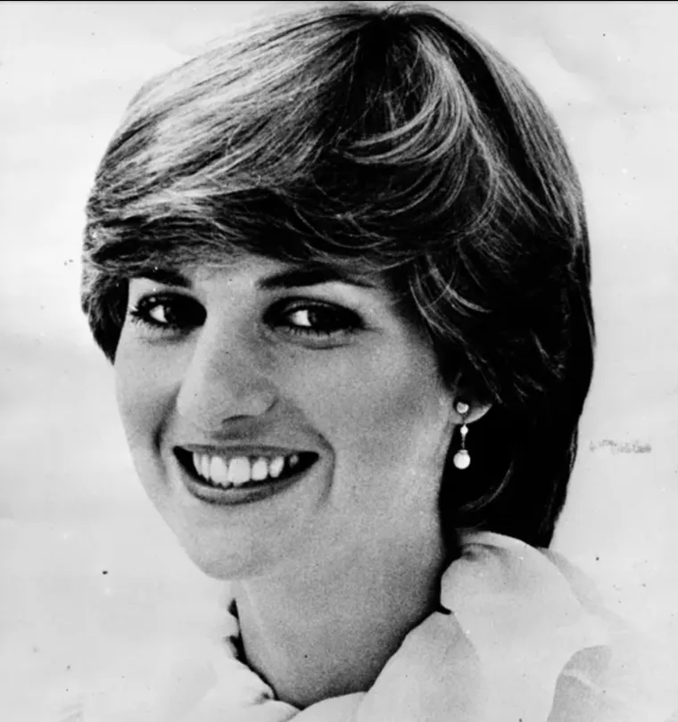 8. Bila je prva kraljevska osoba koja je rodila u medicinskoj ustanovi.

Kraljevske su se bebe uvijek rađale kod kuće. Diana je ipak odlučila prekr&scaron;iti stare običaje i postati prva monarhinja koja je rodila u bolnici. Prvi britanski monarh koji je rođen u bolnici bio je princ William koji je rođen u St. Mary's u Londonu u lipnju 1982. godine.

