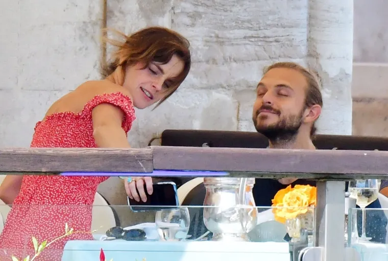 &quot;Primijetila sam da se u Hollywoodu osoba s kojom hodaš veže za tvoju filmsku promociju i postaje dio predstave i cirkusa&quot;, nastavila je. &quot;Ne bih željela da se itko sa mnom osjeća kao da je na bilo koji način dio predstave ili glume.&quot;