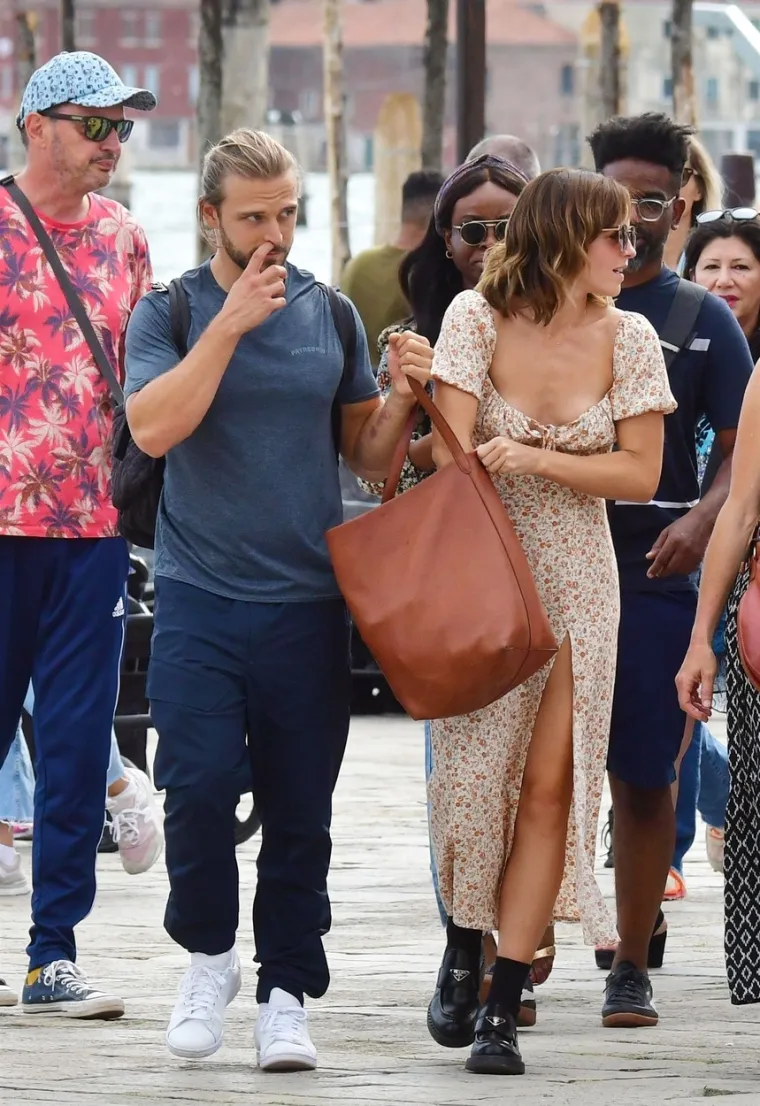 Primjerice, njegova proslava bar micve vrijedna četiri milijuna funti uključivala je izvedbe Andree Bocellija i Beyonc&eacute;. Mladić je također sjedio u prvim redovima na raznim modnim revijama uz Annu Wintour i Kate Moss.