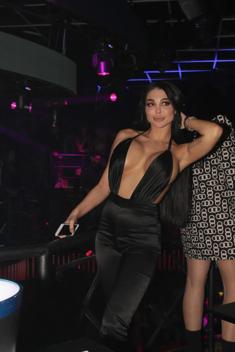 &quot;Budući da je kao sudionik planirana i njena suparnica Aleksandra, pristali su na njene uvjete i dogovorili se za manje od pola sata&quot;, navodi izvor za Alo, i otkriva da je Marinković obećala da će napraviti kaos u &quot;bijeloj kući&quot; i opravdati svoj velik honorar. 