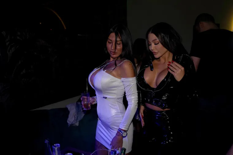 Maja je šokirala javnost kada je uhvaćena s Pecom jer je svojoj najboljoj prijateljici otela nevjenčanog supruga. Maja je bez ikakvih problema otišla na odmor s njim, gdje su ih paparazzi snimili kako uživaju na bazenu i izmjenjuju nježnosti. 
