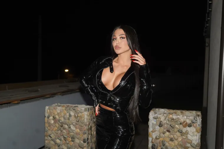 &quot;Kako s Majom ulazi i njen dečko Filip Car, s kojim je tijekom cijele prethodne sezone radila kaos, jasno je što sve očekuje gledatelje. Pored toga, dala je riječ da će aktivno sudjelovati u svim sukobima za stolom i da će biti luđa nego ikad dosad.&quot;
