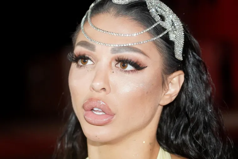 "Jedino čega se pla&scaron;i jesu kazne, zbog kojih je ostala bez novca u Zadruzi 5. Obećala je ovog puta produkciji, ocu Takiju i sebi da ni pod kojim uvjetima neće bježati iz emisije i da će ostati dok je publika ne izbaci", zaključio je izvor.