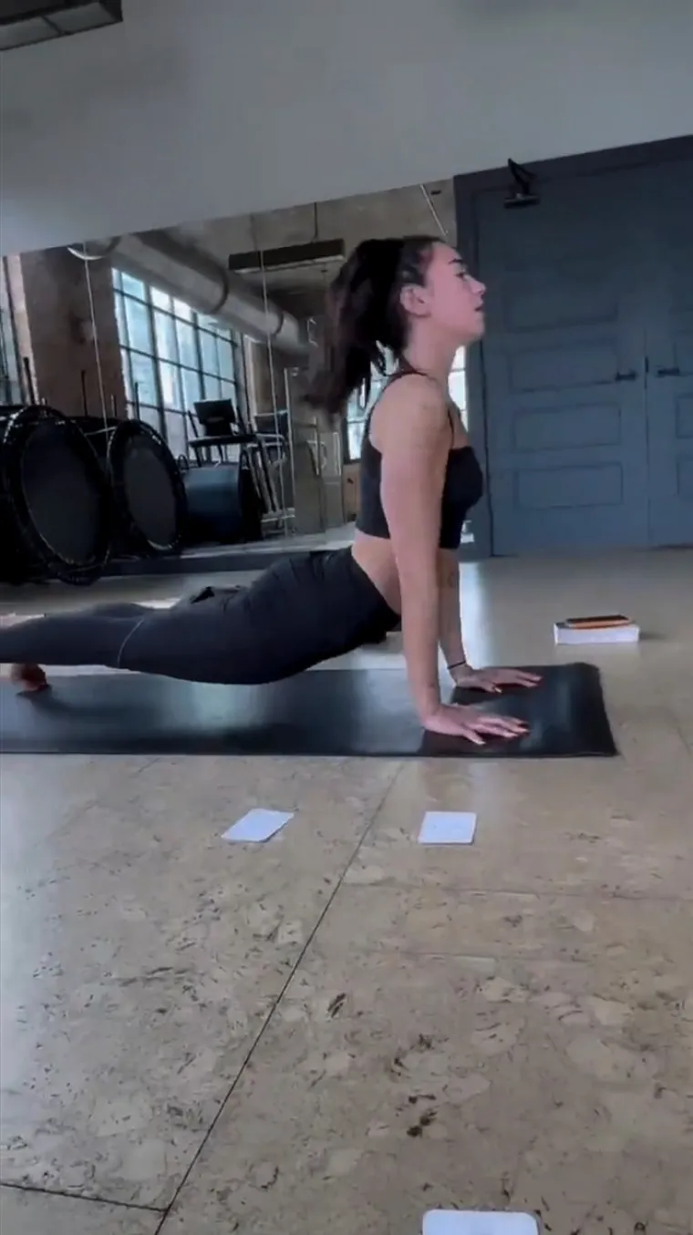 Dua Lipa zna kako unijeti malo veselja u dan: U bikiniju je vježbala jogu - dosta hrabro, s obzirom na odabrane poze...