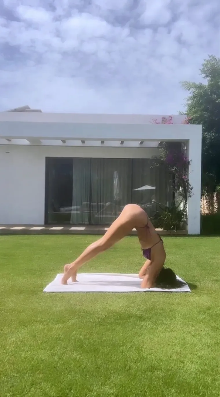Dua Lipa zna kako unijeti malo veselja u dan: U bikiniju je vježbala jogu - dosta hrabro, s obzirom na odabrane poze...