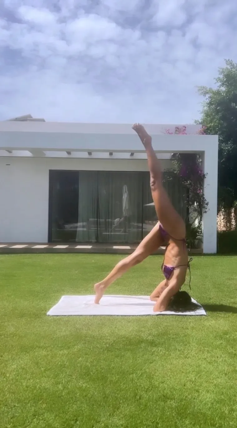 Dua Lipa zna kako unijeti malo veselja u dan: U bikiniju je vježbala jogu - dosta hrabro, s obzirom na odabrane poze...