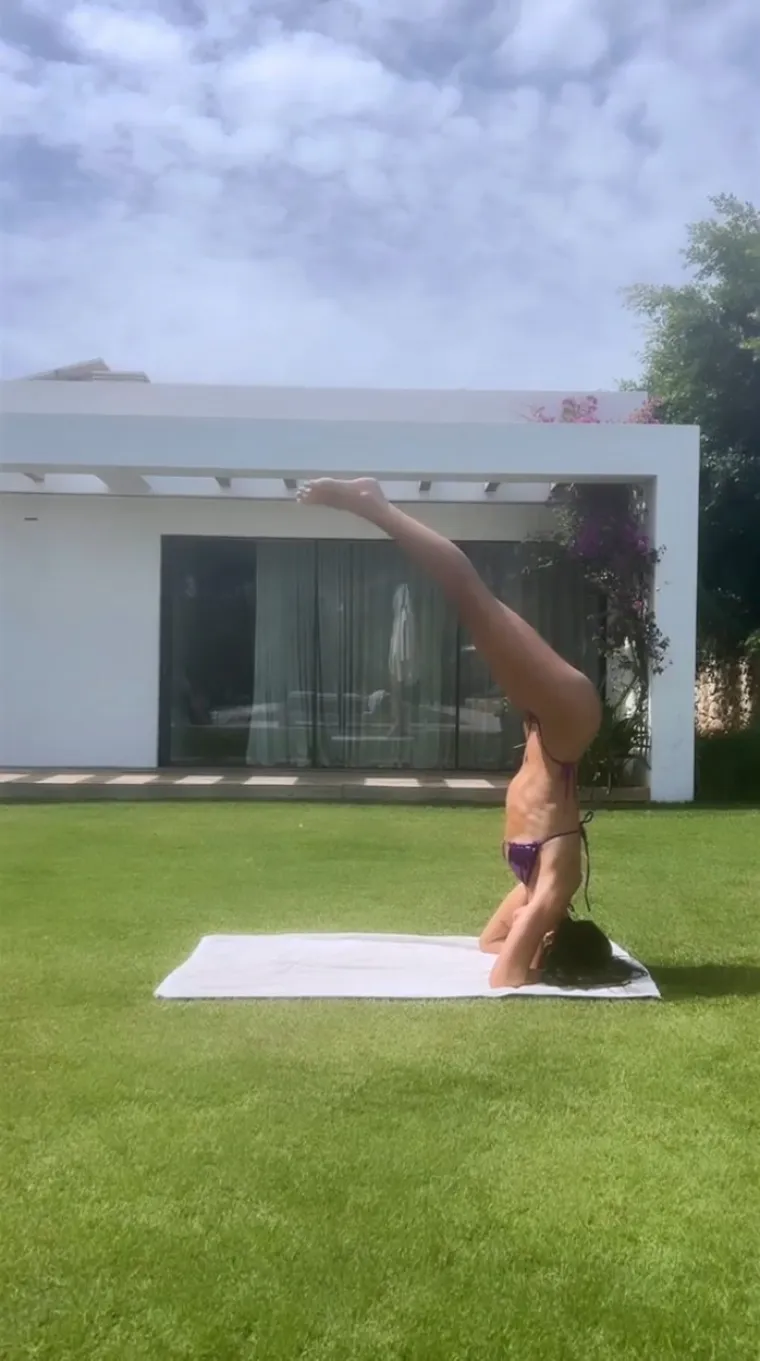 Dua Lipa zna kako unijeti malo veselja u dan: U bikiniju je vježbala jogu - dosta hrabro, s obzirom na odabrane poze...