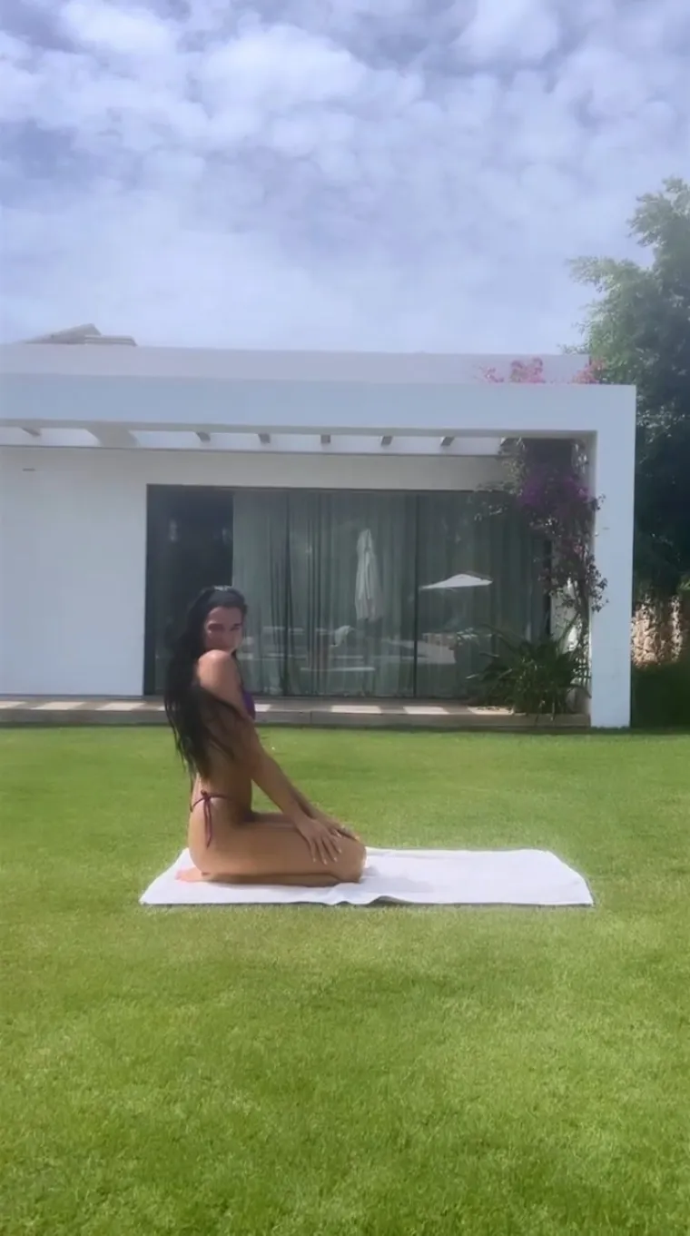 Dua Lipa zna kako unijeti malo veselja u dan: U bikiniju je vježbala jogu - dosta hrabro, s obzirom na odabrane poze...