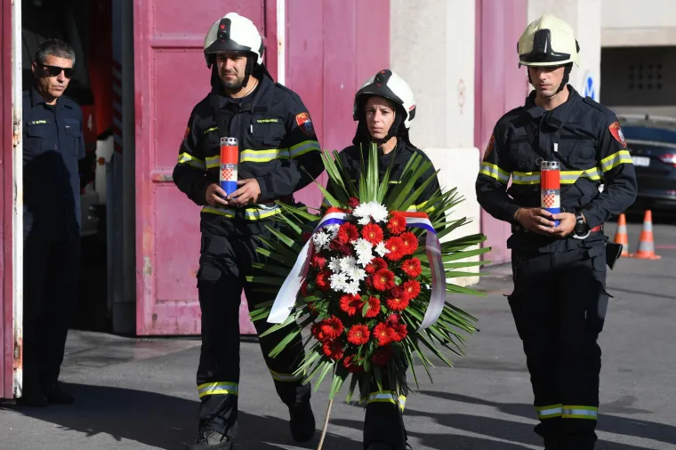 Odavanje počasti poginulim vatrogascima: Na obljetnici u Šibeniku i Slavica, 12 kaciga položeno u Zagrebu