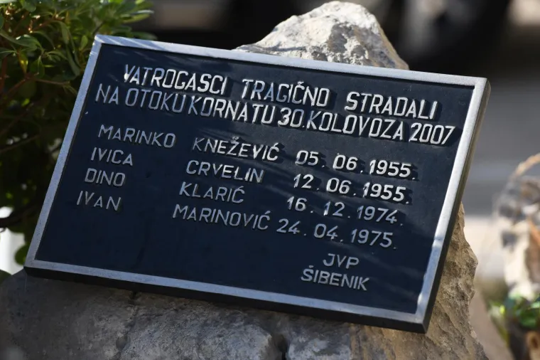 Odavanje počasti poginulim vatrogascima: Na obljetnici u Šibeniku i Slavica, 12 kaciga položeno u Zagrebu