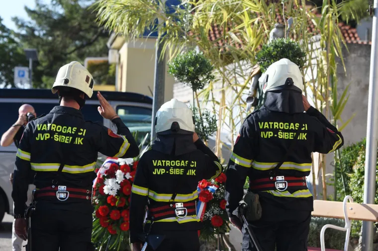 Odavanje počasti poginulim vatrogascima: Na obljetnici u Šibeniku i Slavica, 12 kaciga položeno u Zagrebu
