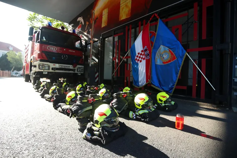 Odavanje počasti poginulim vatrogascima: Na obljetnici u Šibeniku i Slavica, 12 kaciga položeno u Zagrebu
