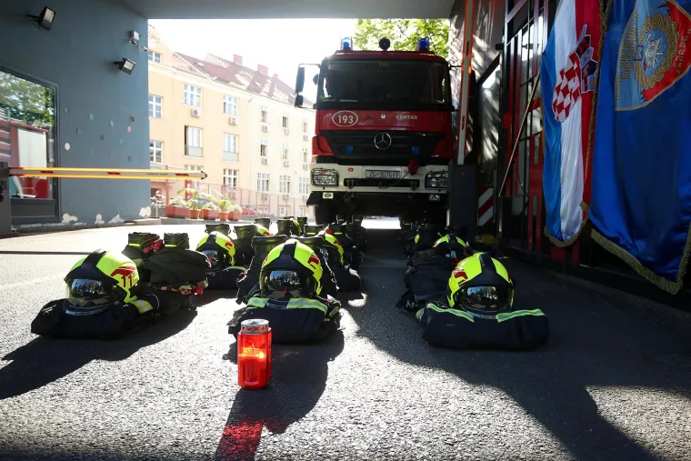 Odavanje počasti poginulim vatrogascima: Na obljetnici u Šibeniku i Slavica, 12 kaciga položeno u Zagrebu