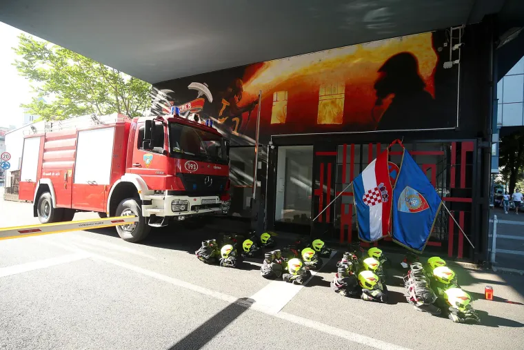 Odavanje počasti poginulim vatrogascima: Na obljetnici u Šibeniku i Slavica, 12 kaciga položeno u Zagrebu