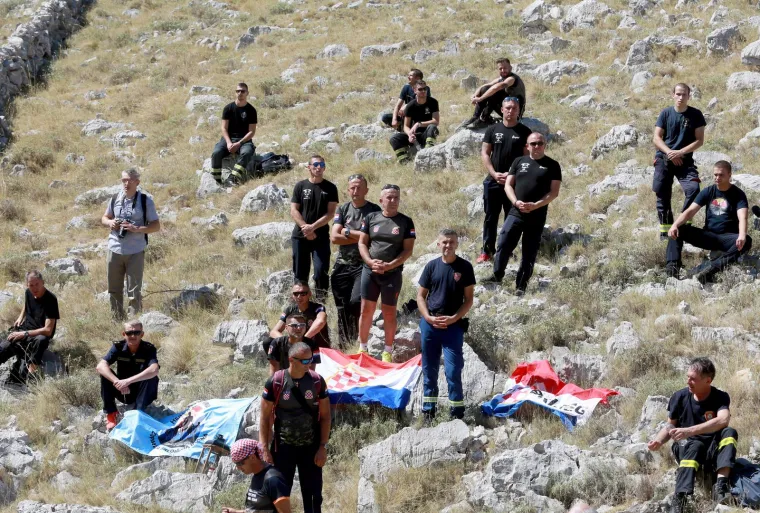 Odavanje počasti poginulim vatrogascima: Na obljetnici u Šibeniku i Slavica, 12 kaciga položeno u Zagrebu