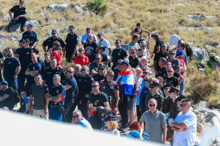 Odavanje počasti poginulim vatrogascima: Na obljetnici u Šibeniku i Slavica, 12 kaciga položeno u Zagrebu